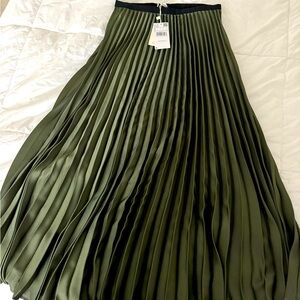 Long pleated mango skirt